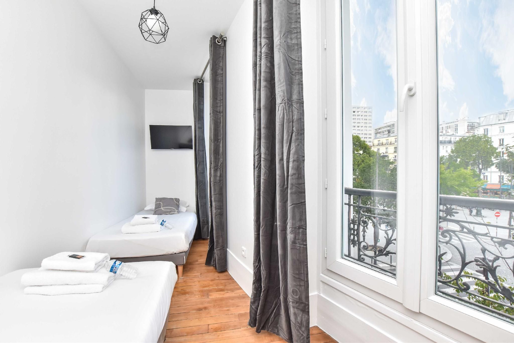 Cozy Apartment - 2BR/6P - Voltaire 2 Bedroom Deluxe 3