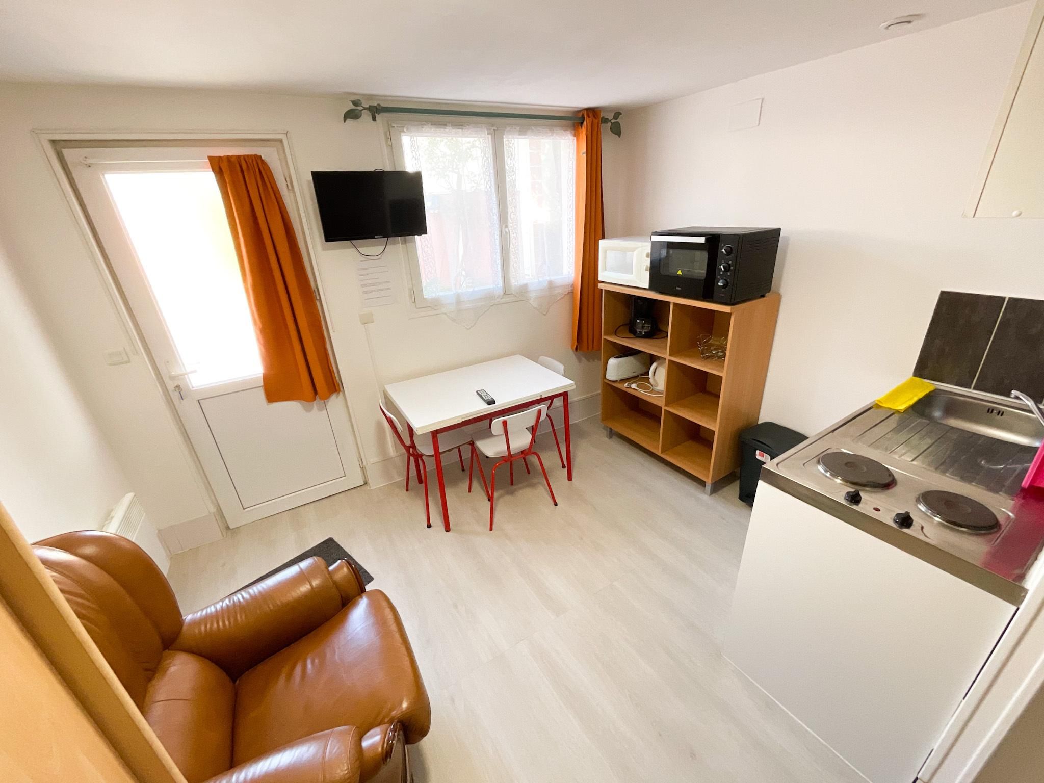 Dary Locations Studio-Standard-Douche-Vue sur la cour 2