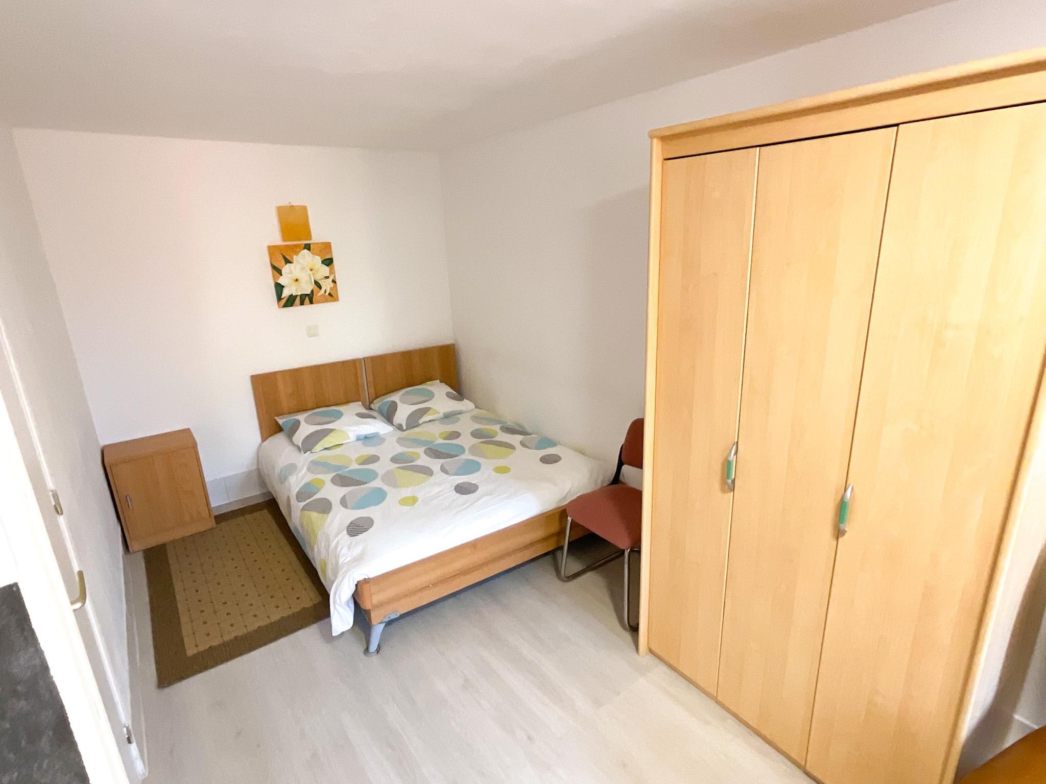 Dary Locations Studio-Standard-Douche-Vue sur la cour