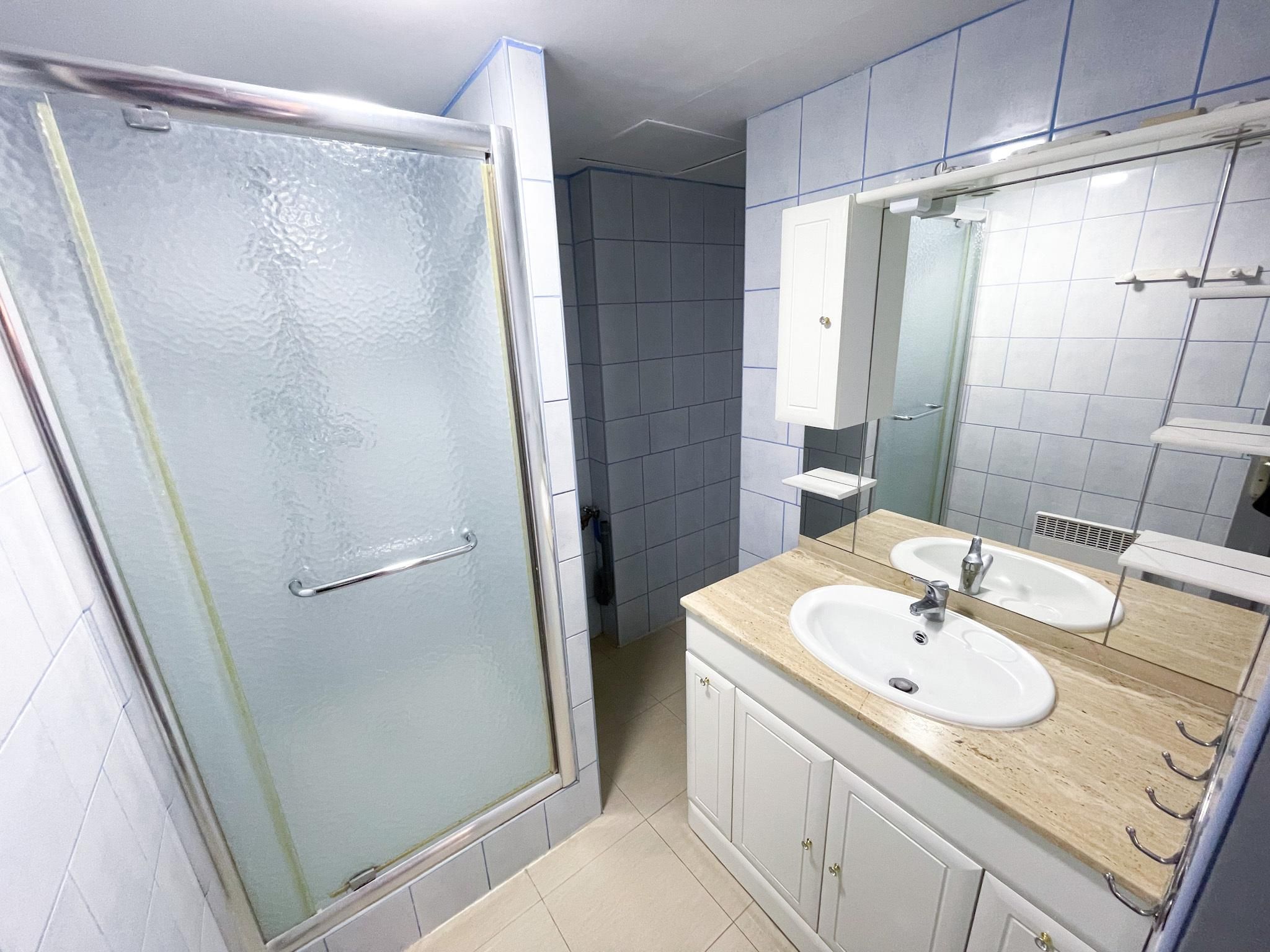 Dary Locations Appartement-Douche-Vue sur la cour-Famille 2