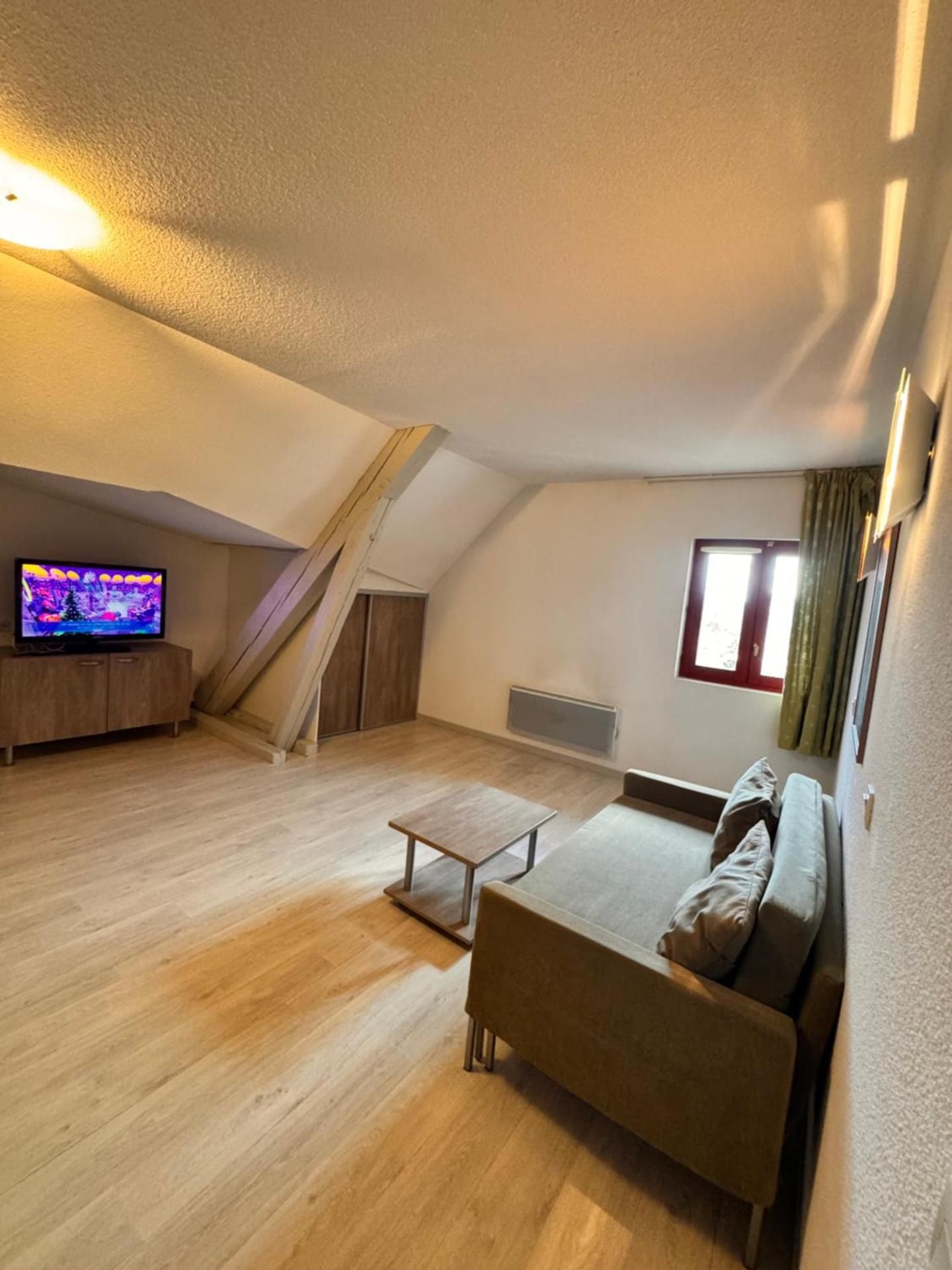 Apartment with Mountain View
