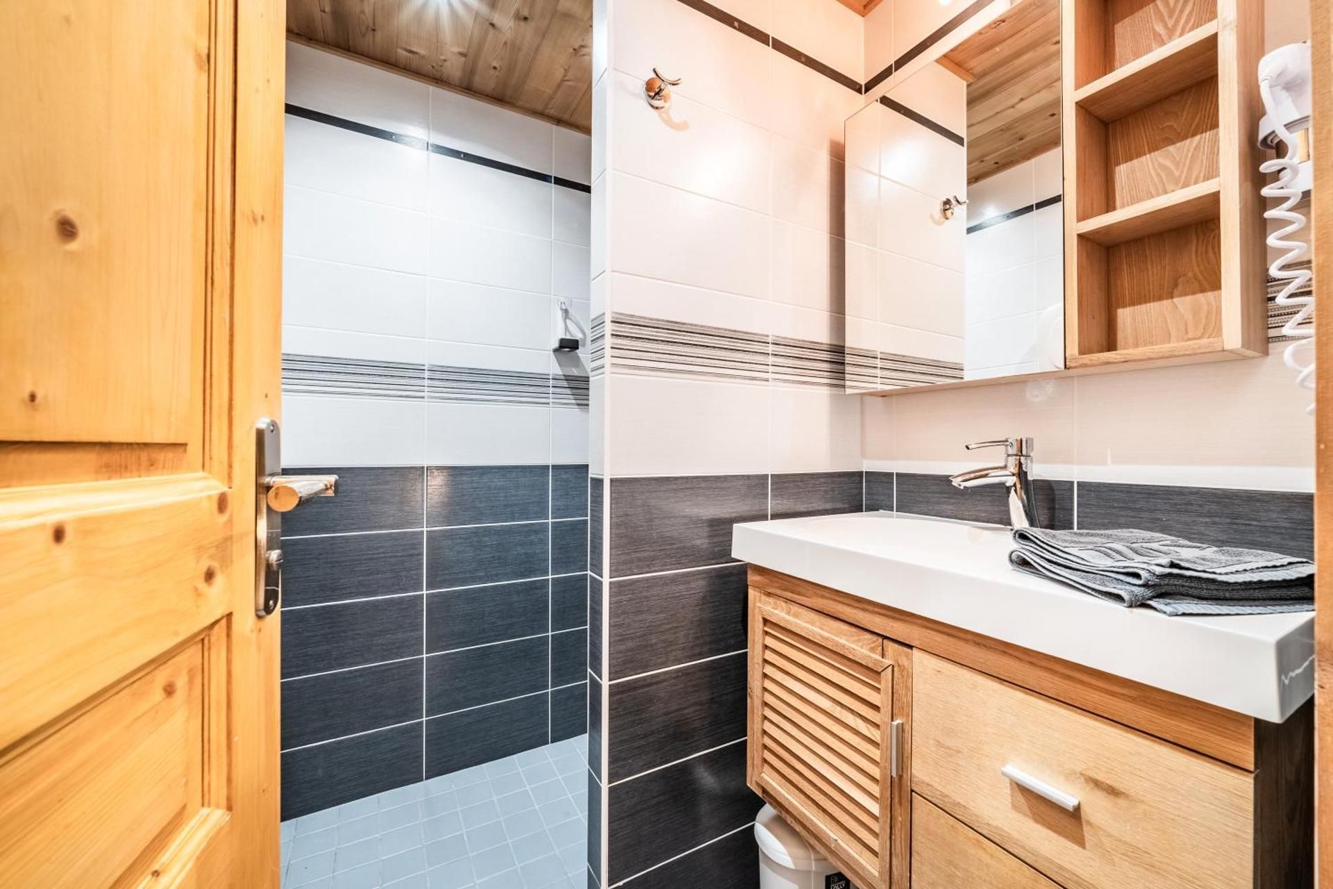 Two-Bedroom Apartment with Mountain View