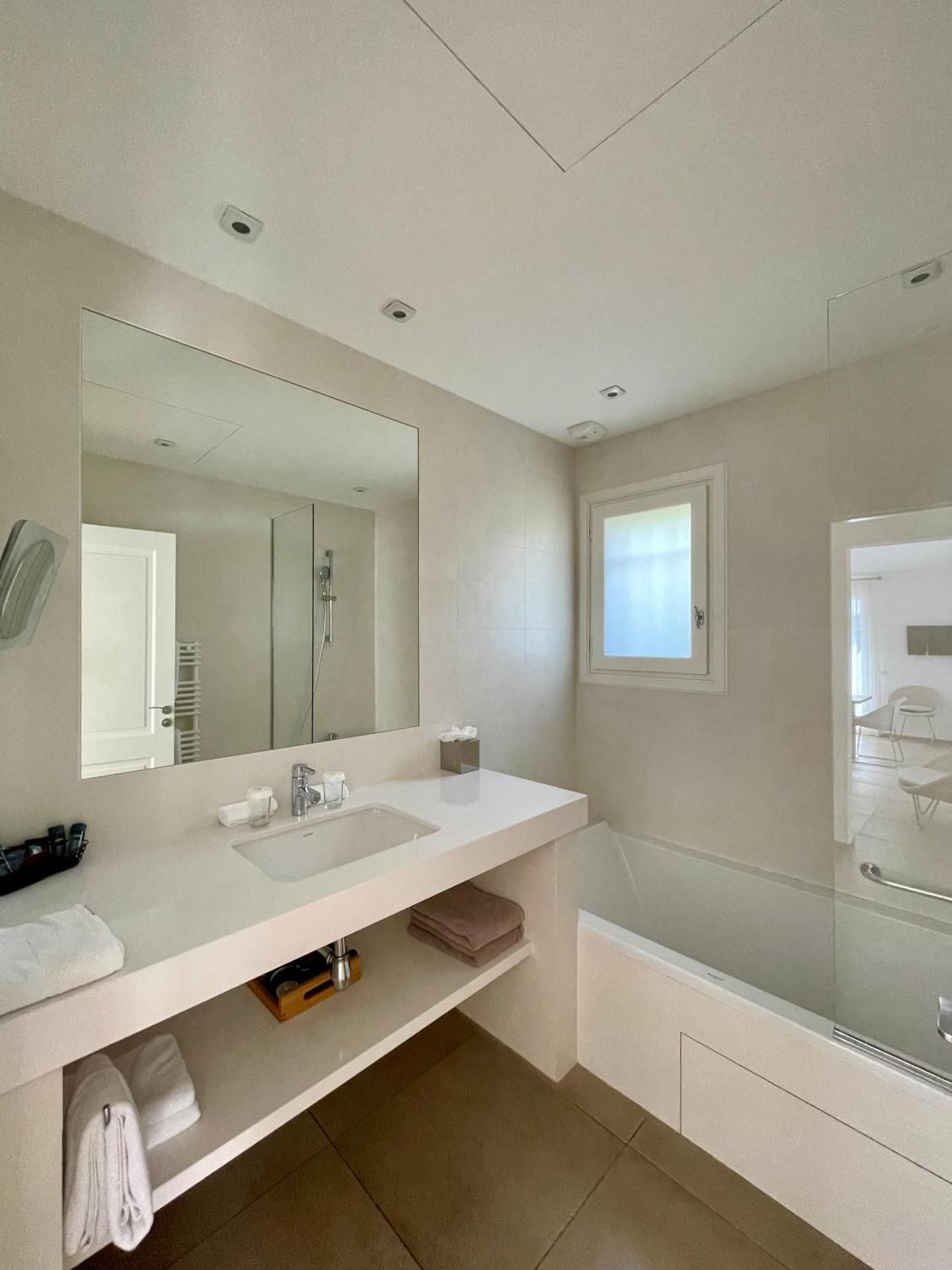 Two-Bedroom Deluxe Apartment with Garden