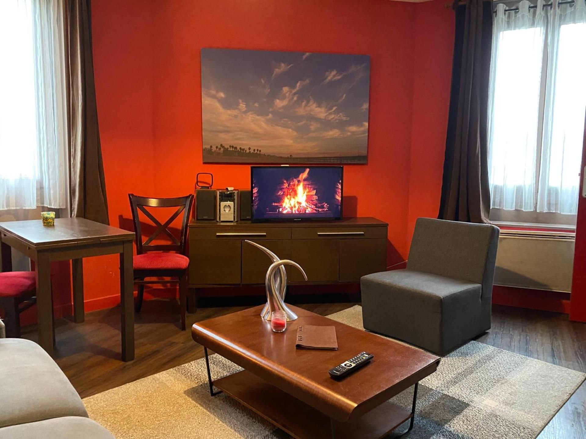 DELUXE APARTMENT