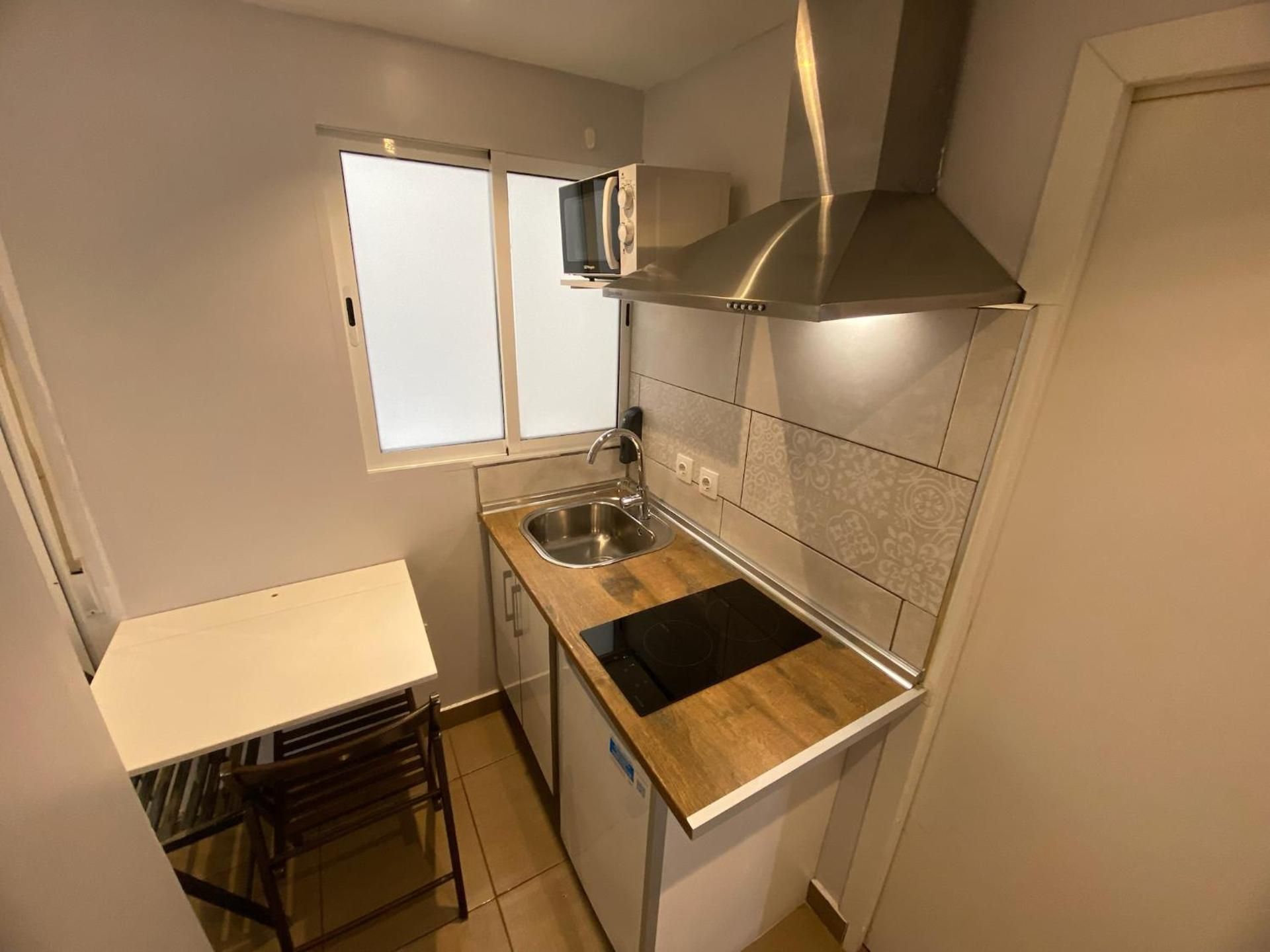 Suites nuevas con bano privado frente al metro st MWC Barcelona-FIRA