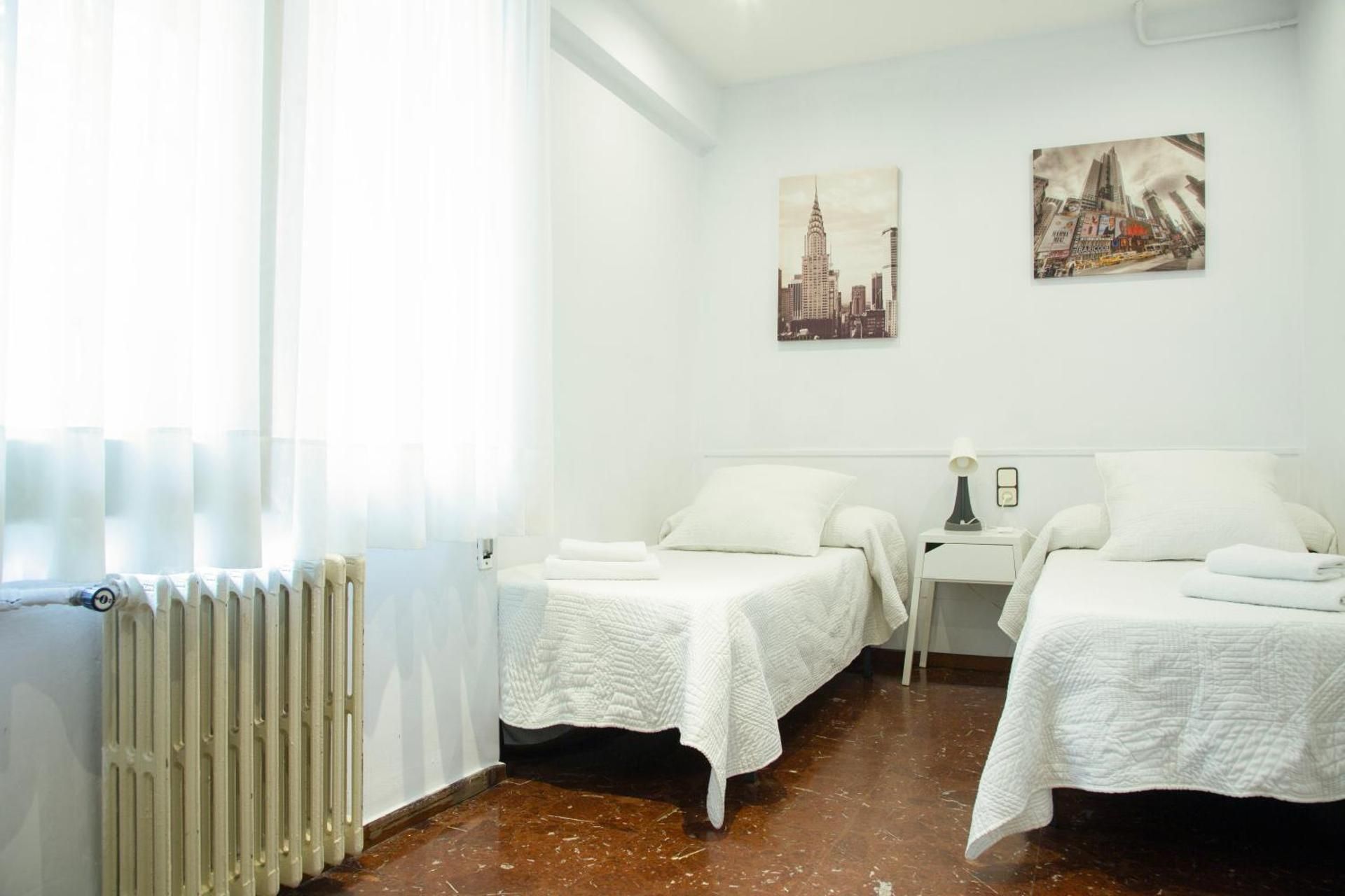 Barcelona City Street Hostal Double or Twin Room with City View 2