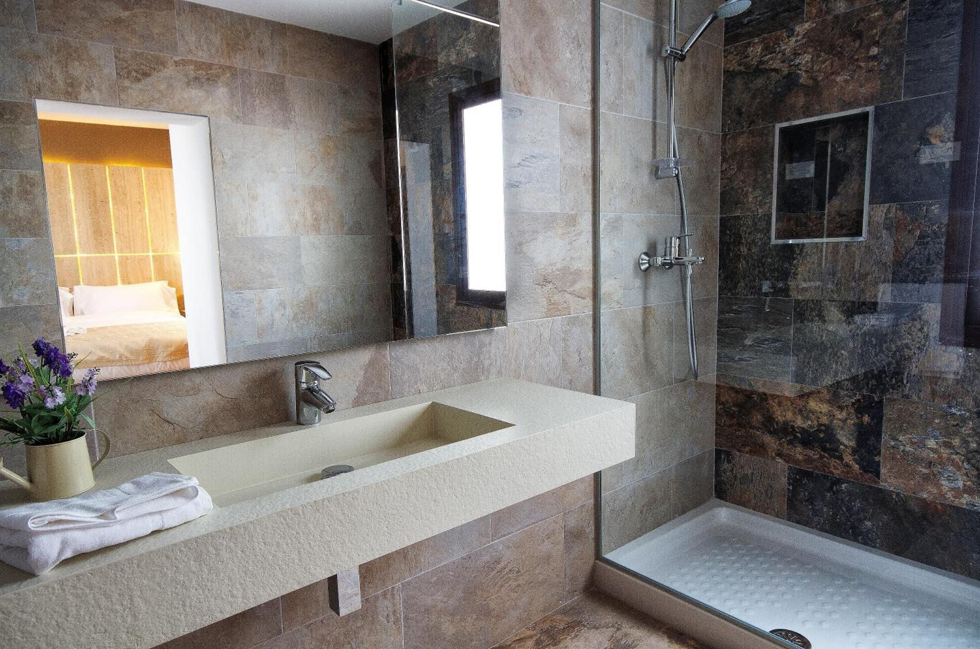 Lucero 12 Superior Queen Room 3