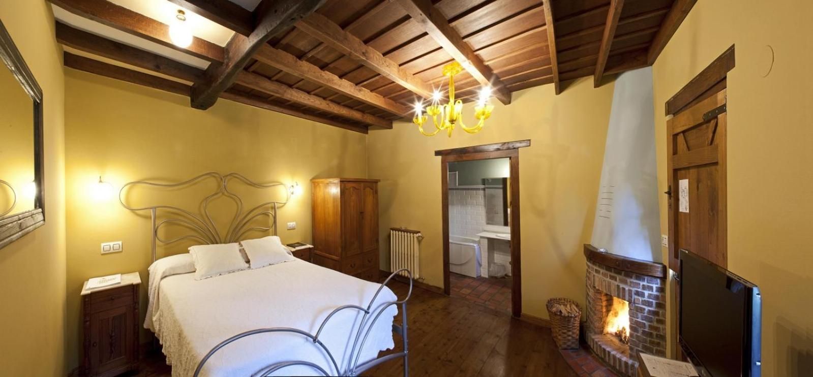Deluxe Double Room (2 Adults + 1 Child)