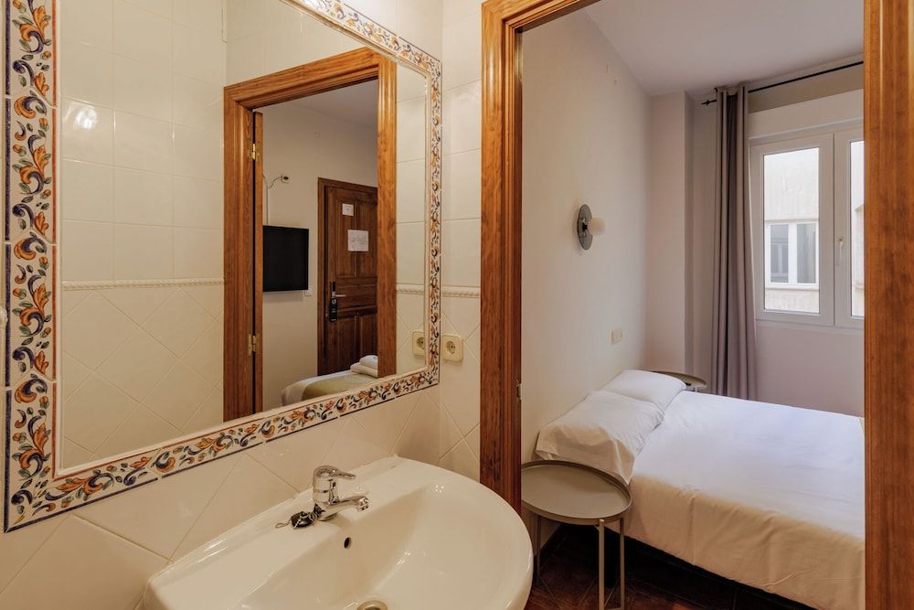 HOTEL BEDMATES Comfort Single Room 3