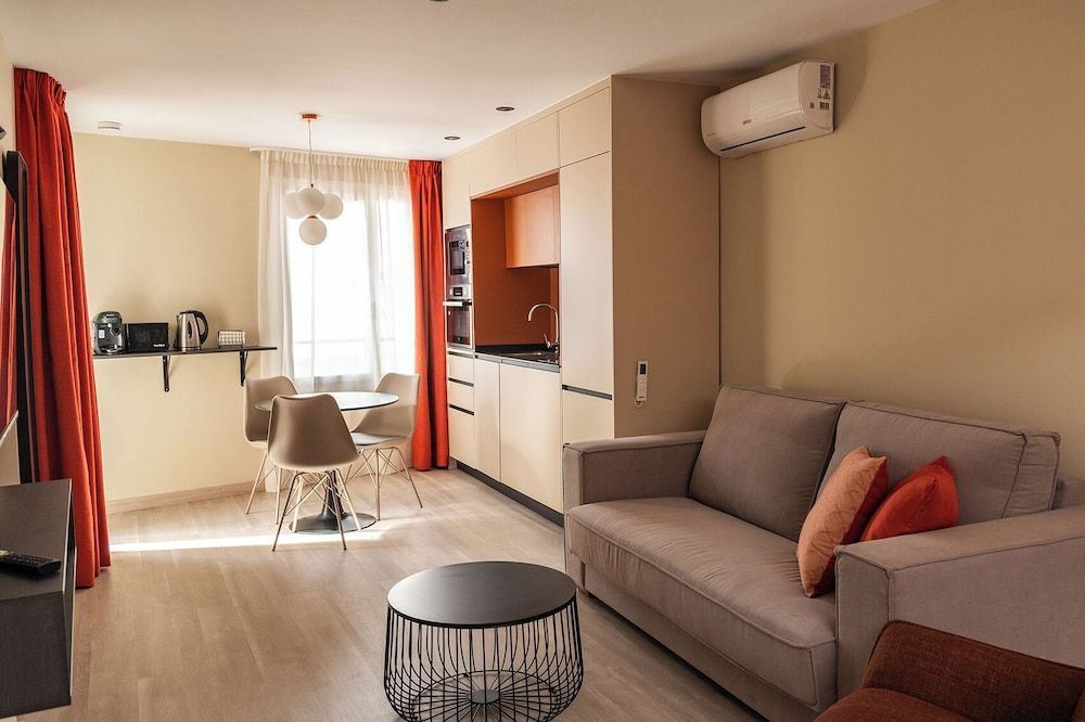 Qazris Suites Studio, 1 Queen Bed with Sofa bed, Private Bathroom, City View 7