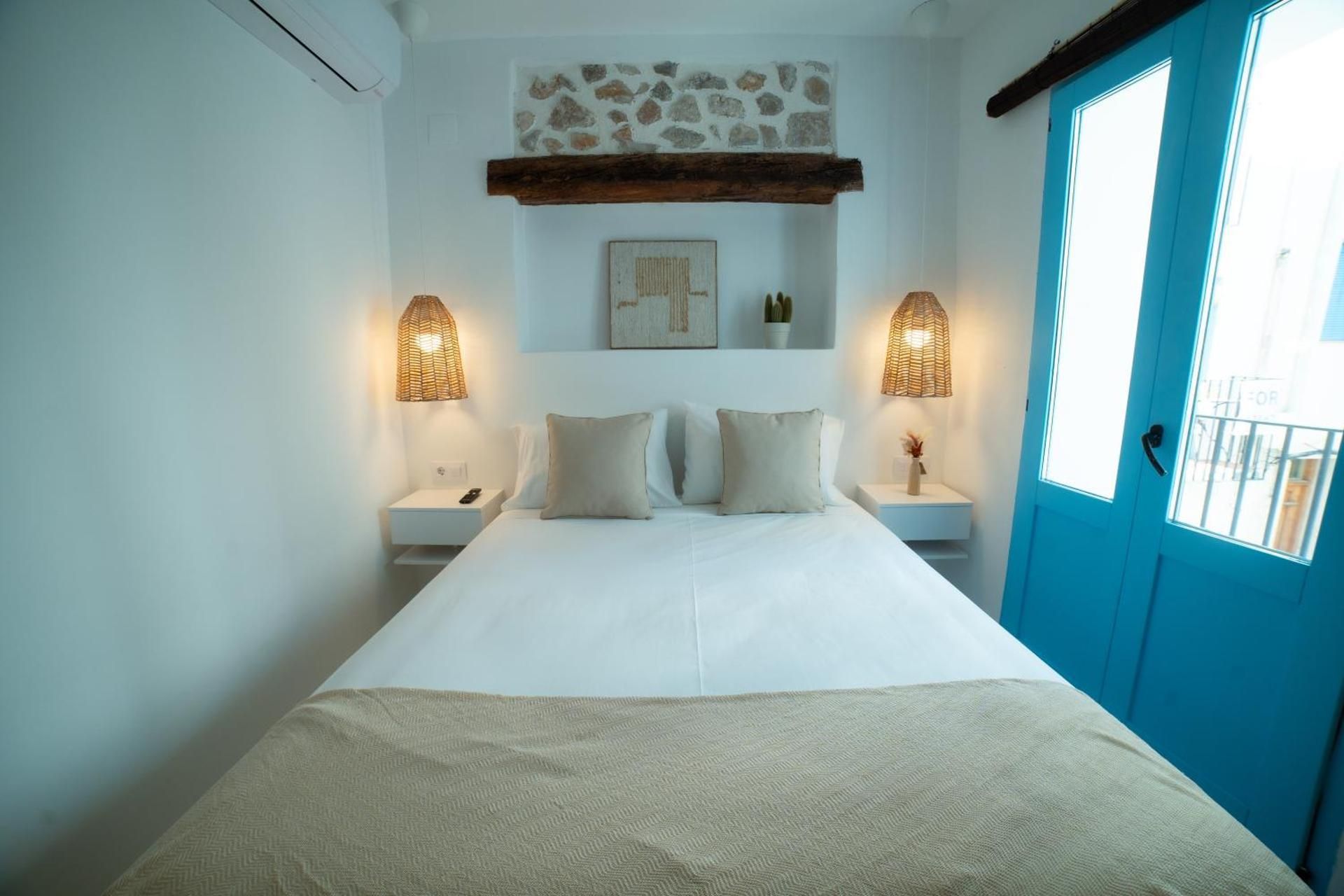 Deluxe Double Room with Side Sea View
