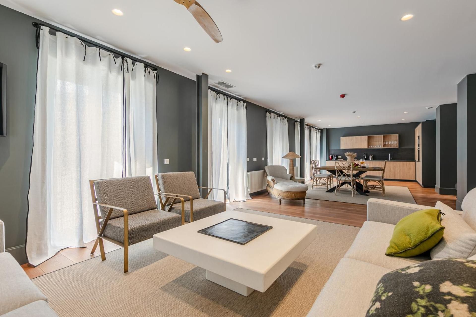 Premium three-bedrooms apartment 