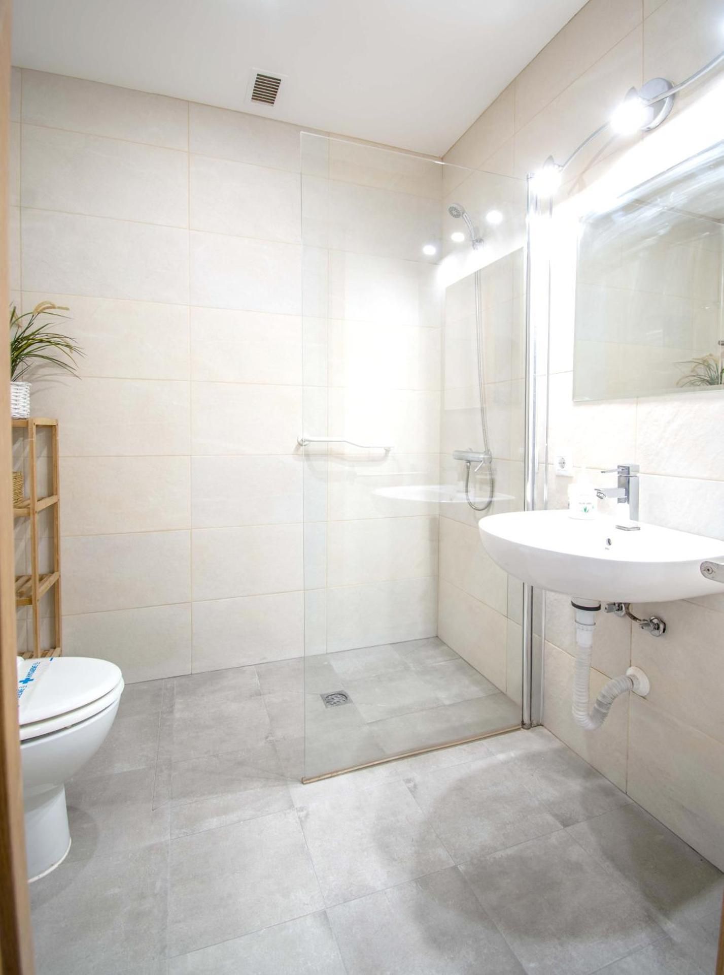 One-Bedroom Apartment Low Level