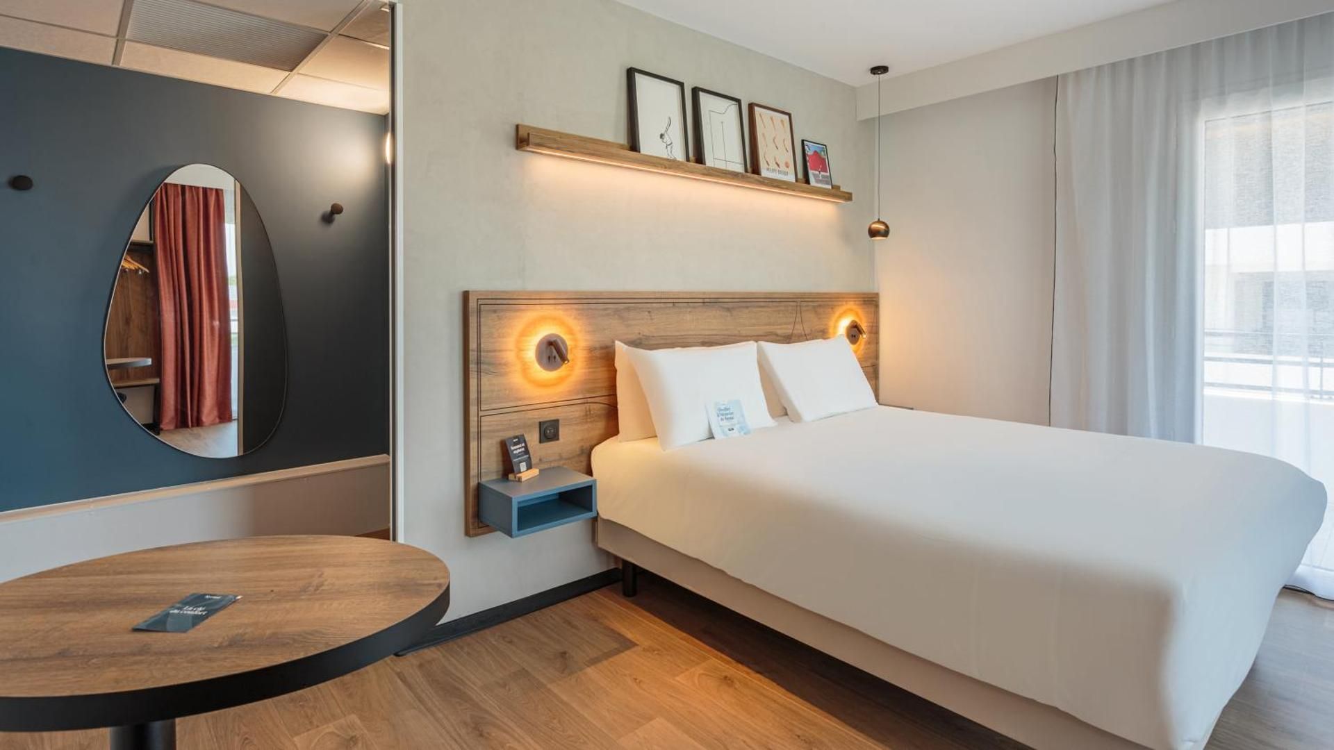 Standard - 1 Queen Bed
