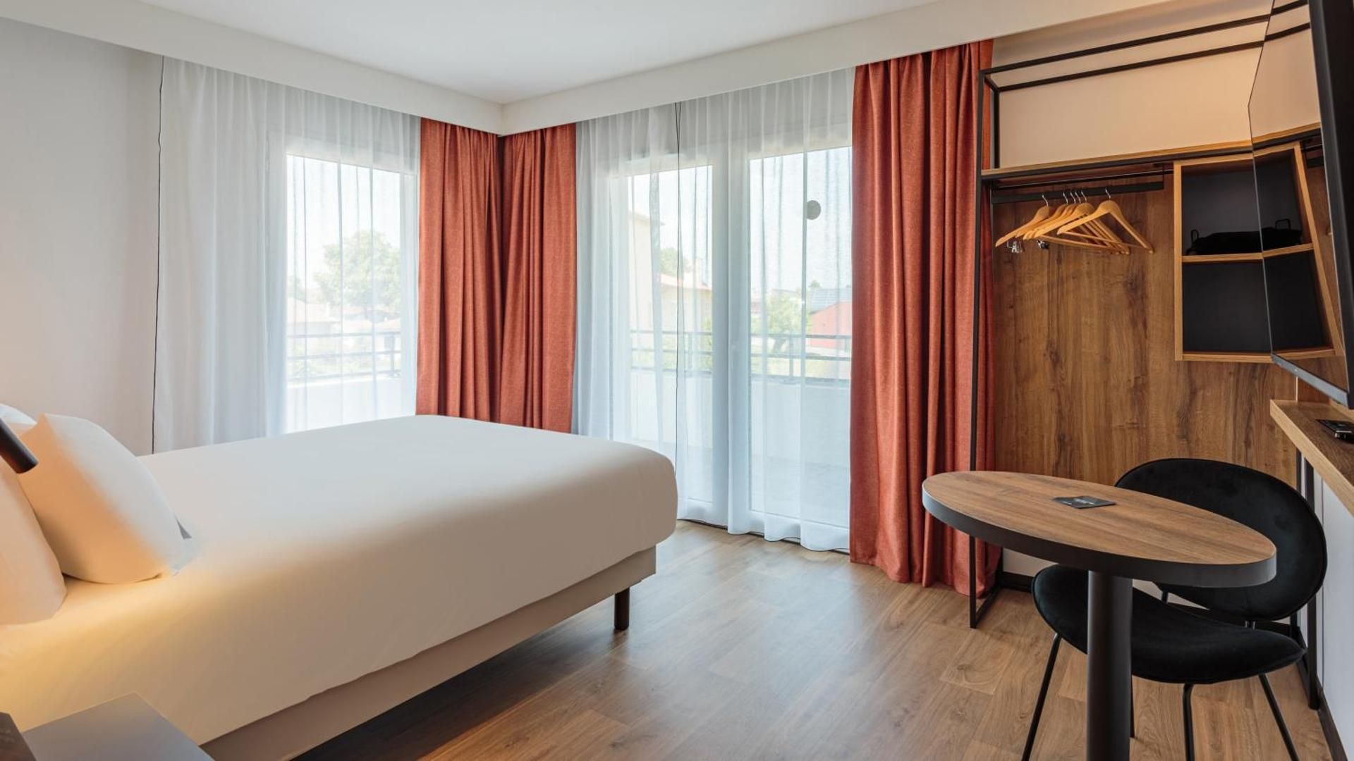 Standard - 1 Queen Bed