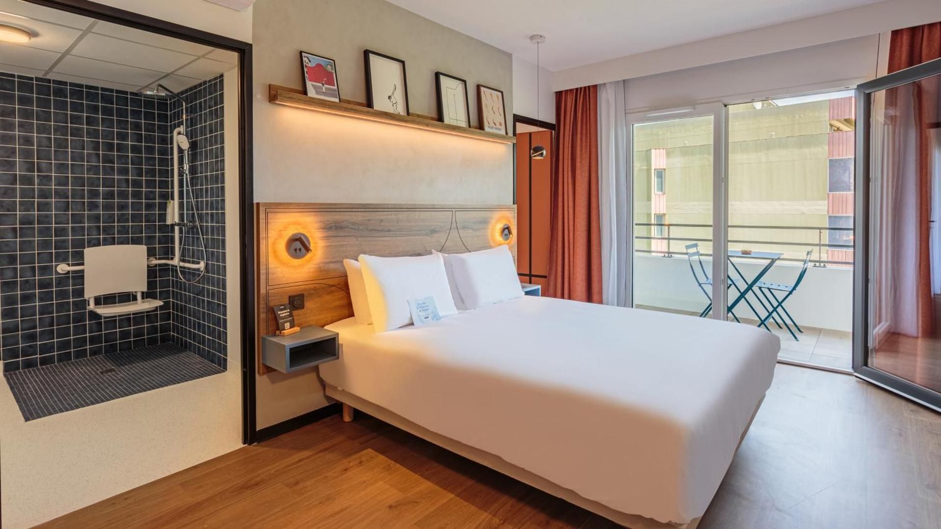 Superior Room - 1 Queen Bed