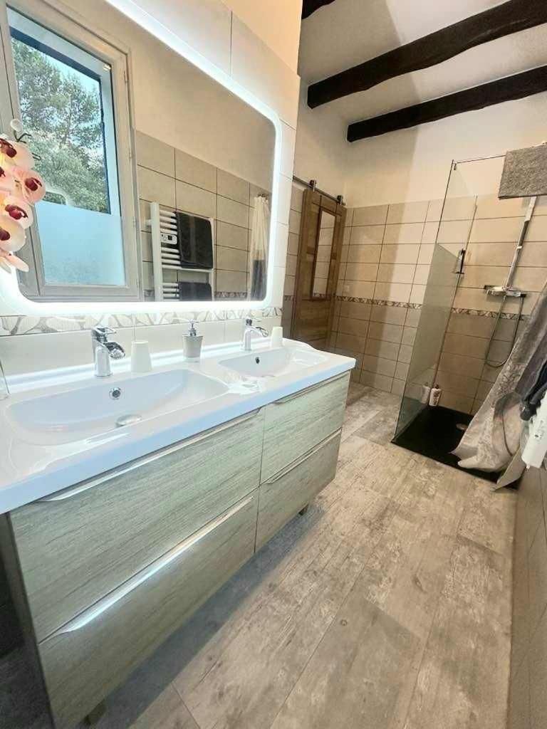 Deluxe Double Room (2 Adults + 1 Child)
