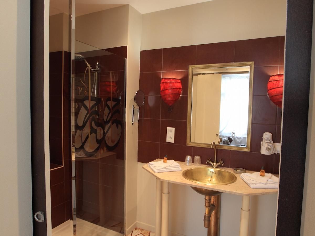 Suite-Lawrence D'Arabie-Premium-Ensuite with Shower-Garden View