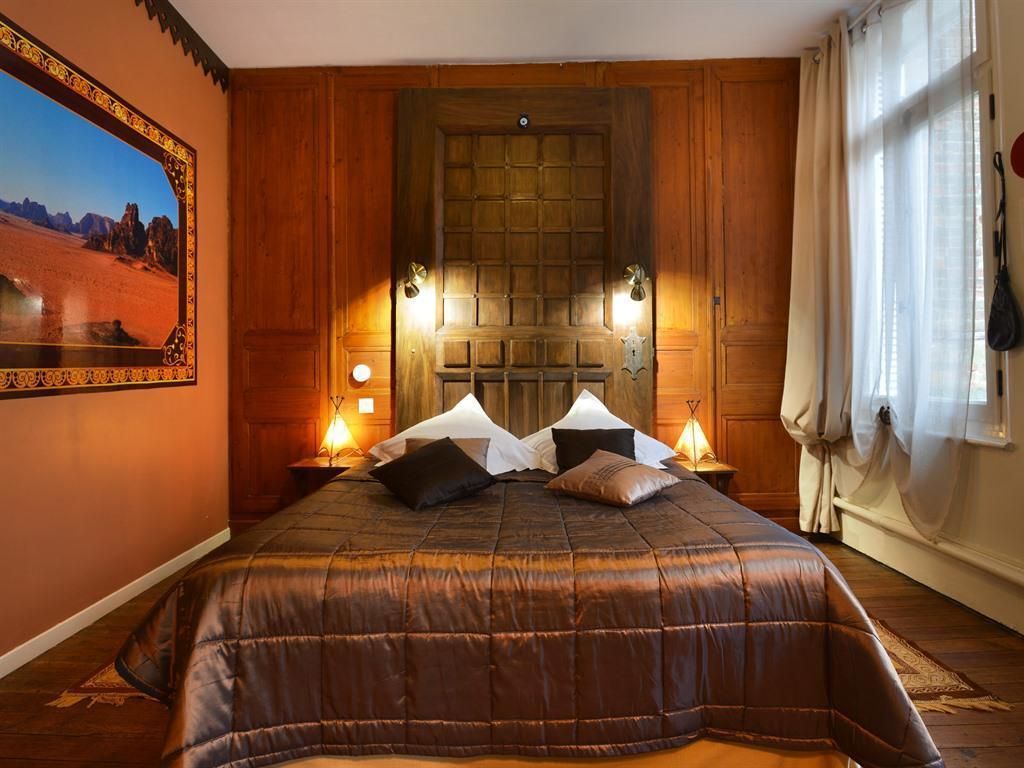Suite-Lawrence D'Arabie-Premium-Ensuite with Shower-Garden View