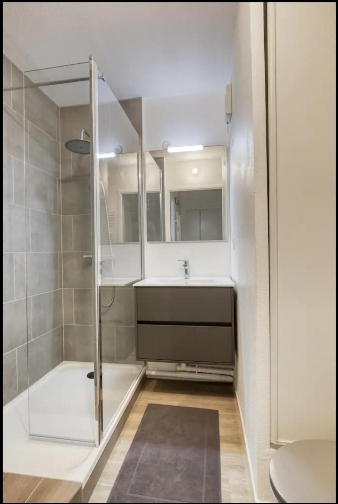 Deluxe One-Bedroom Apartment