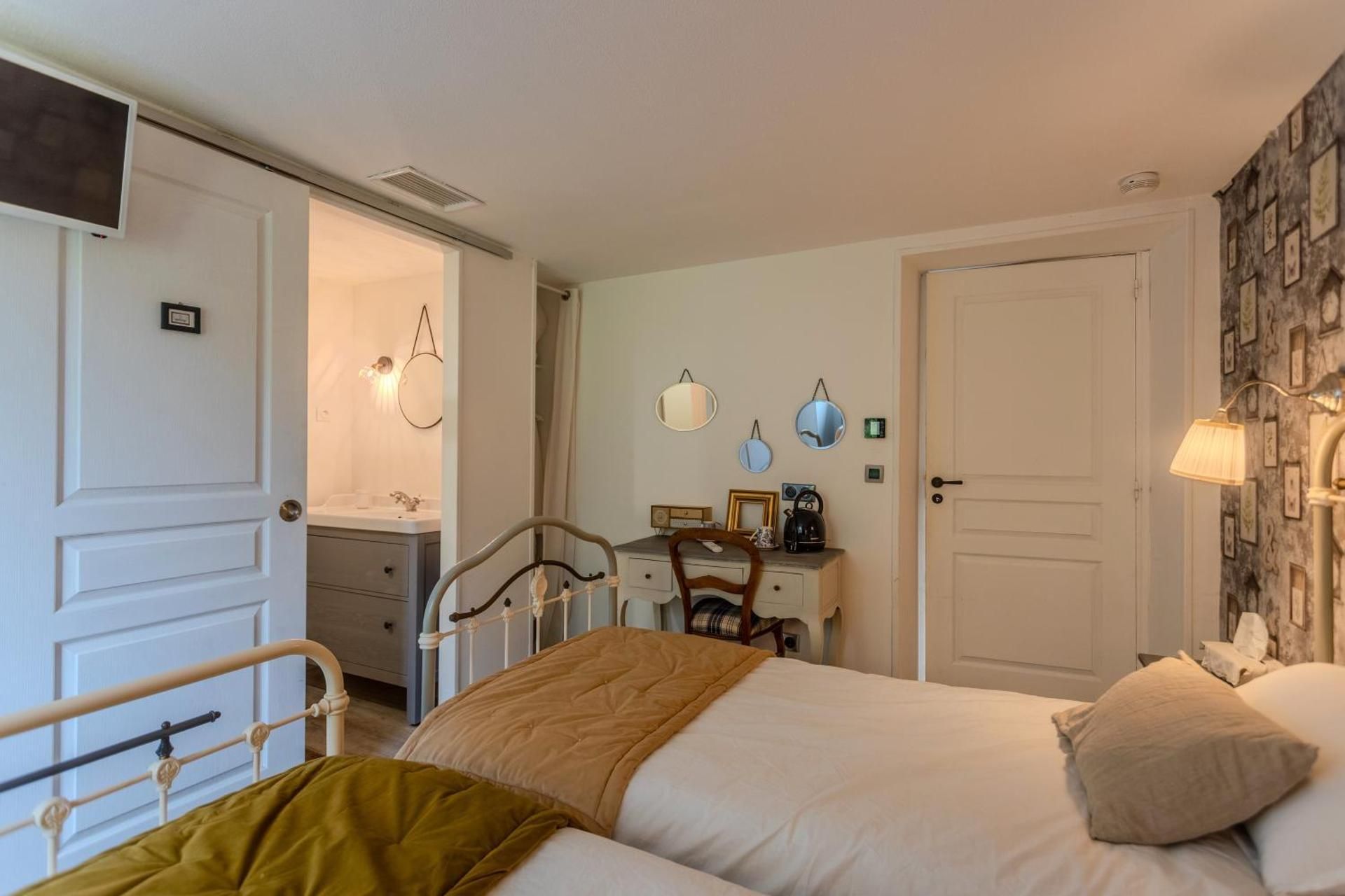 Standard Queen Room