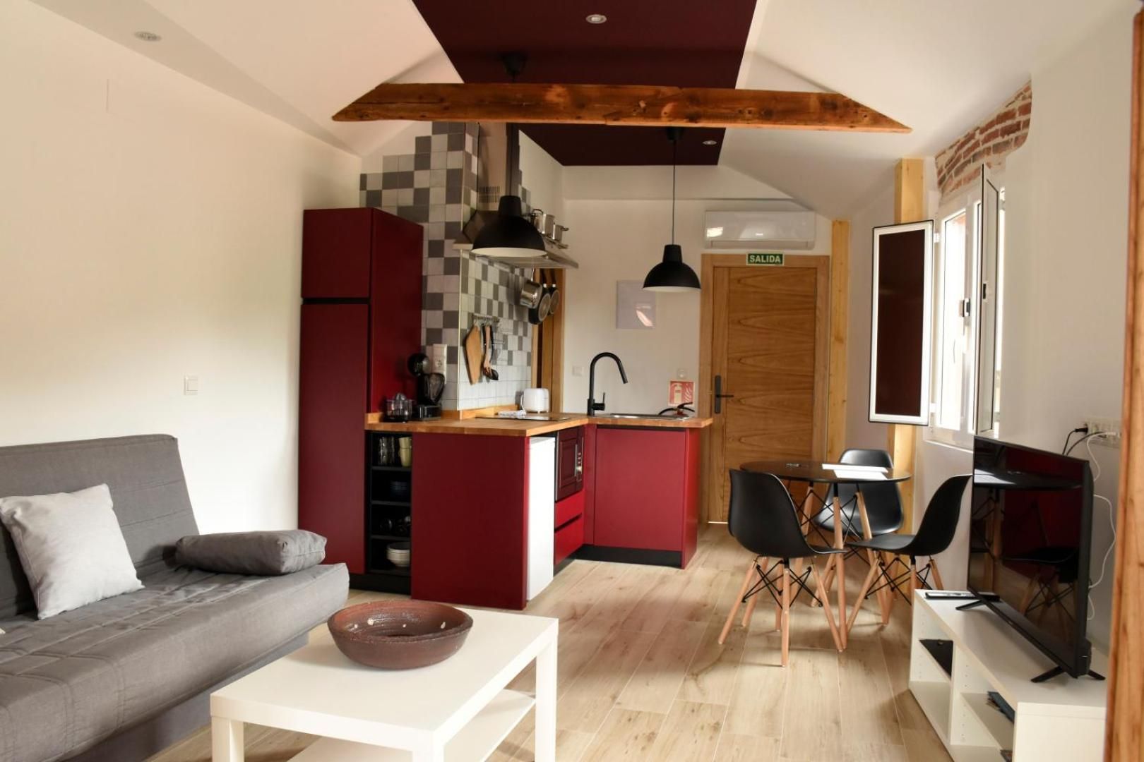 Apartment with Mountain View