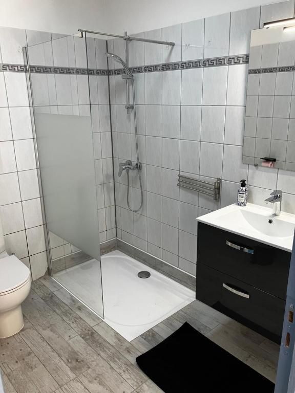 Studio-ground floor, backyard, air-conditioned, bed linen included