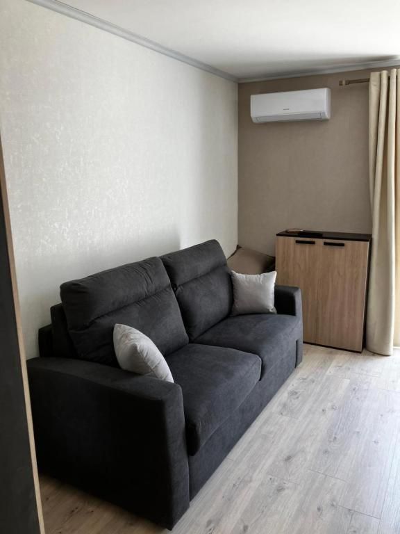 Studio-ground floor, backyard, air-conditioned, bed linen included