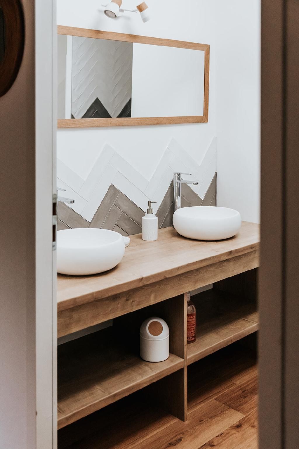 La Douce-Suite-Salle de bain et douche-Vue sur le vignoble