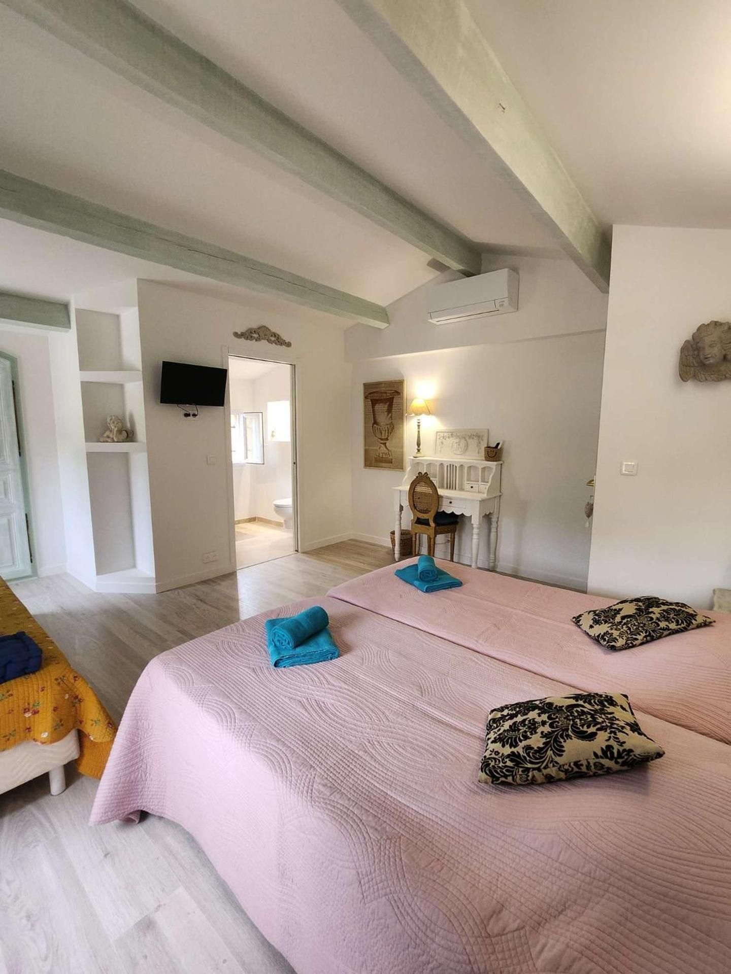 Deluxe Double Room (2 Adults + 1 Child)