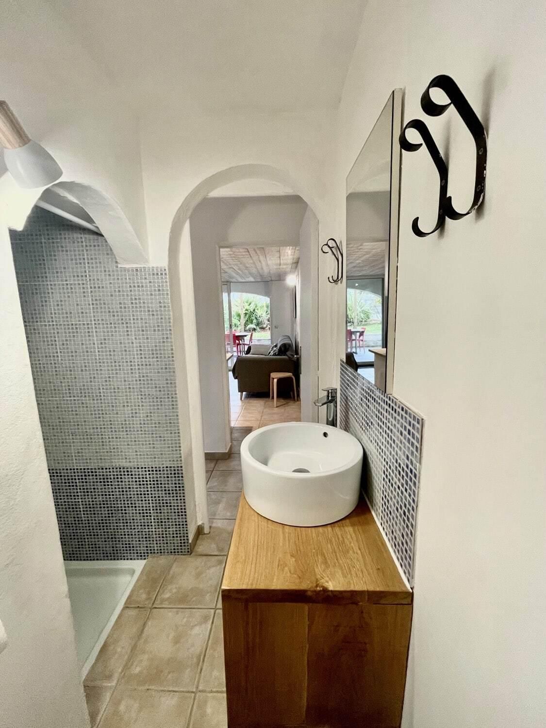 Appartement-Famille-Salle de bain et douche-Vue sur Jardin-Meublé de tourisme classé