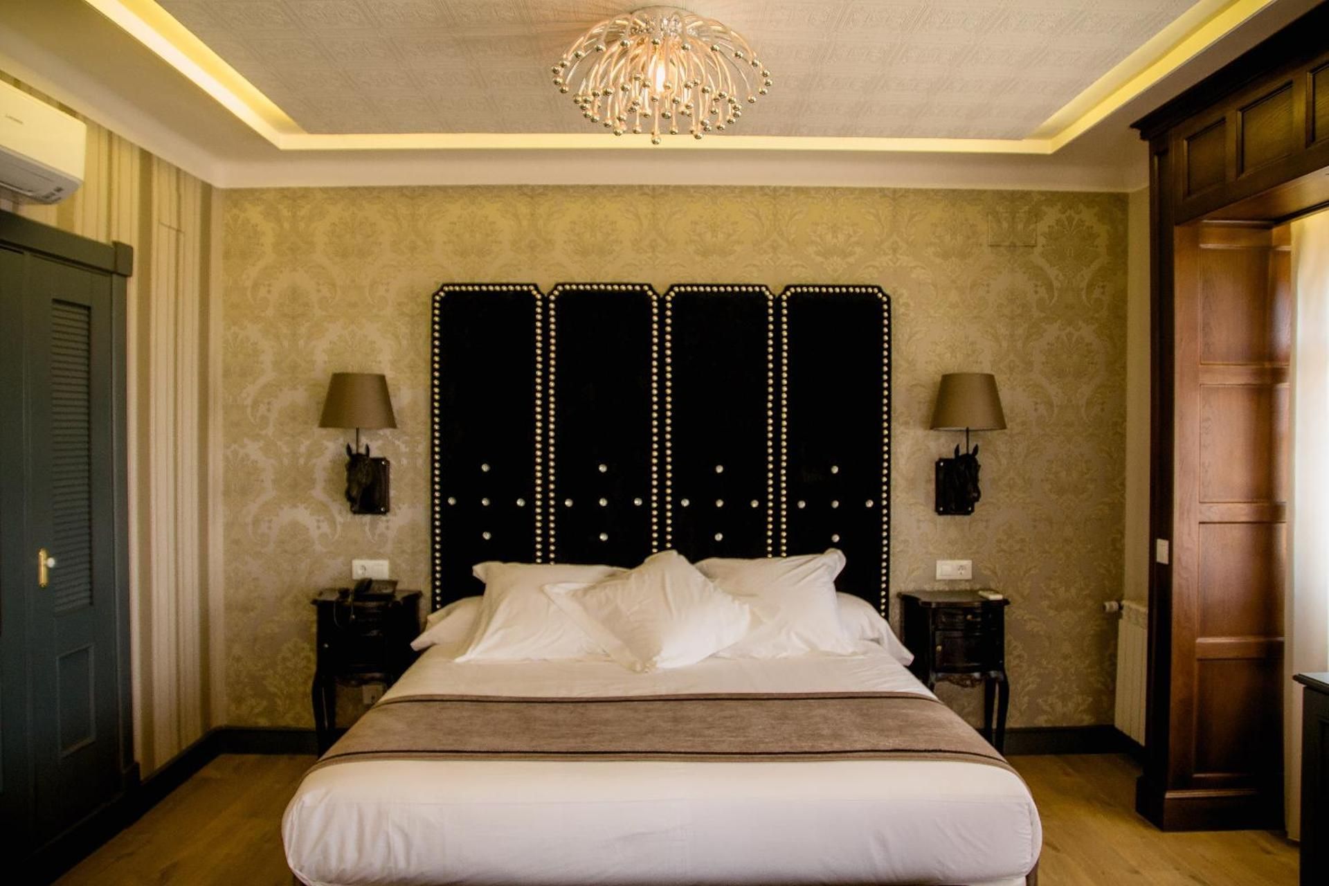 Queen Suite with Spa Bath
