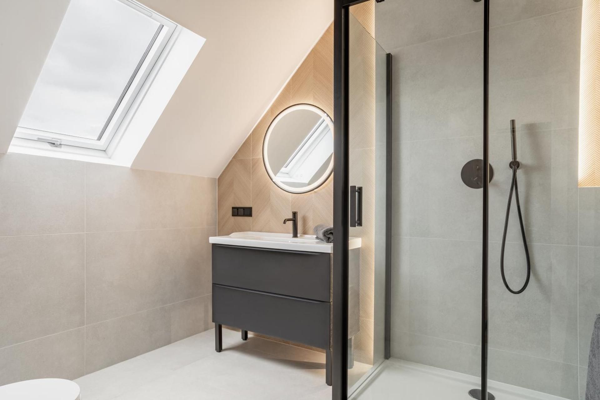 Deluxe One-Bedroom Apartment