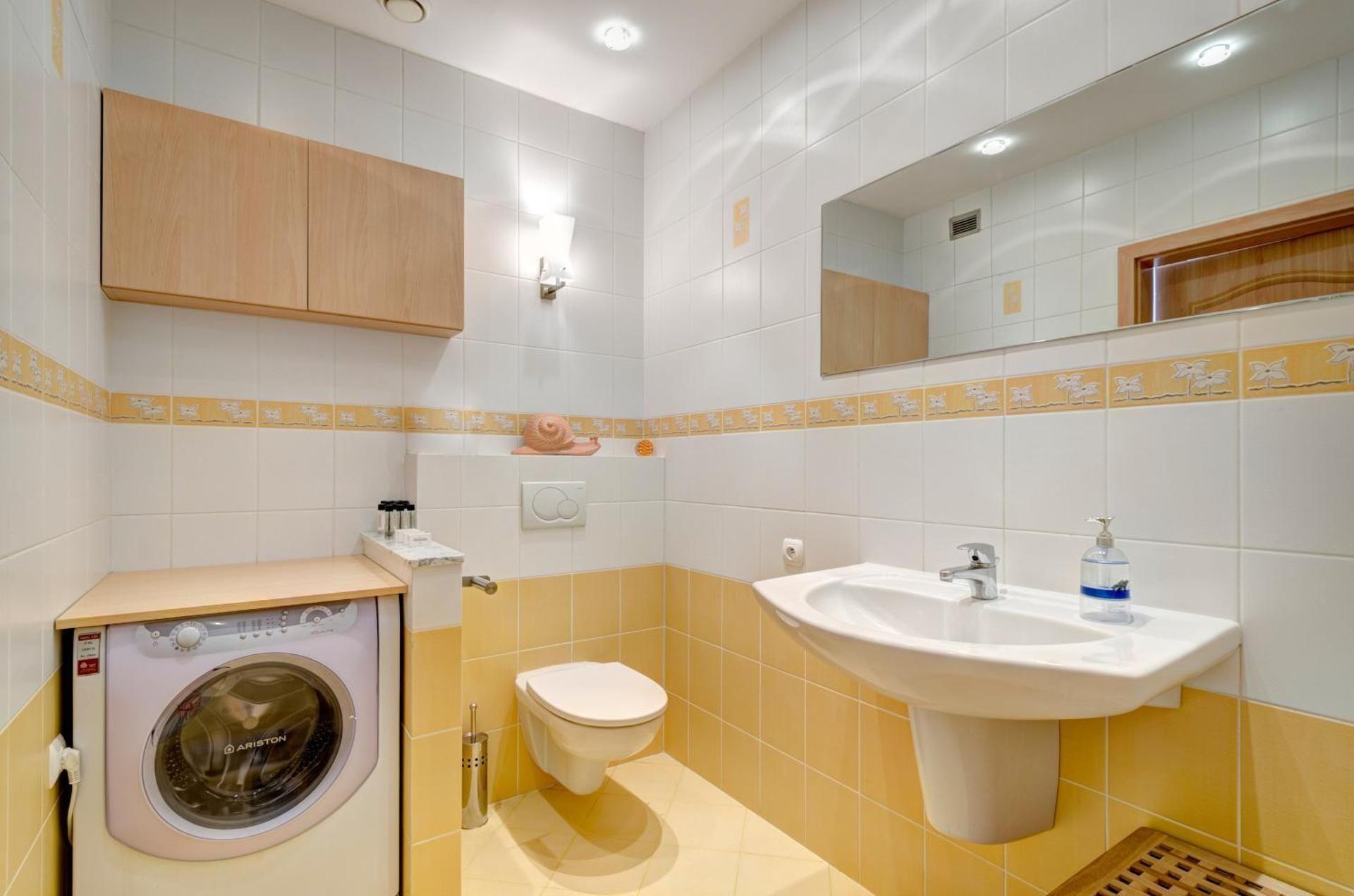 Comfort One-Bedroom Apartment with Balcony (4 Adults)