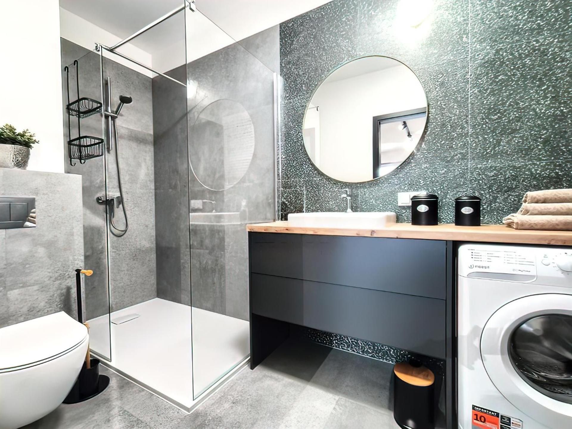 Apartment with Shower