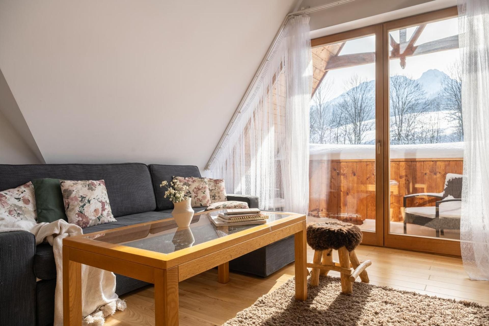 Apartment with Mountain View