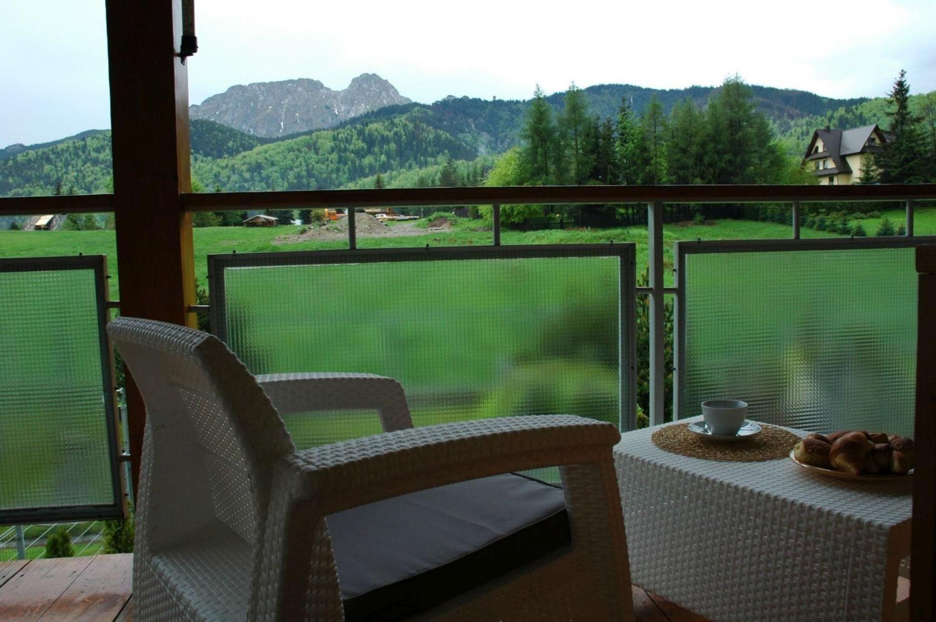 Apartment with Mountain View
