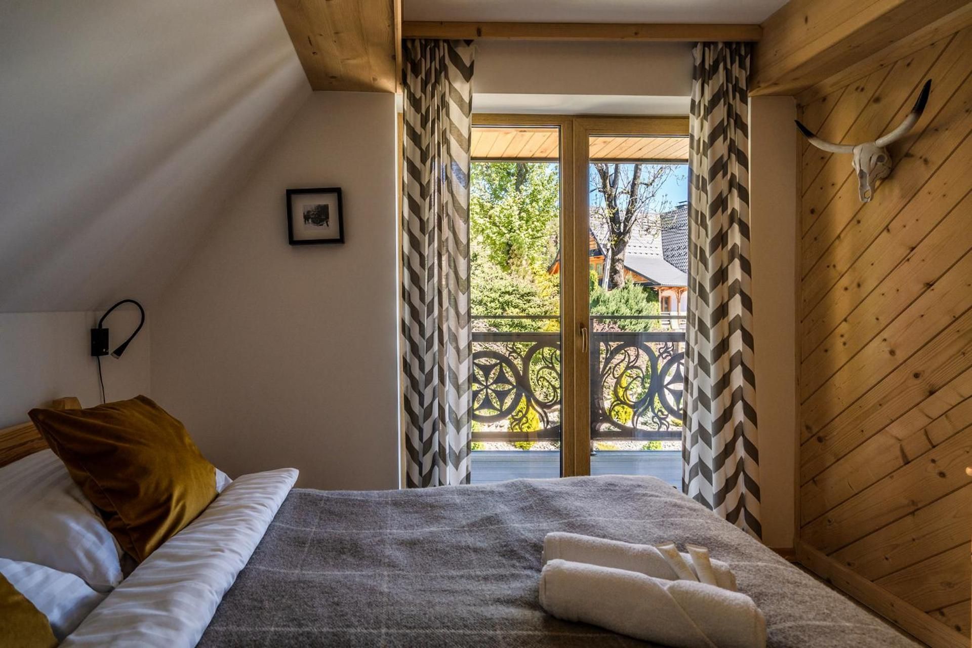Two-Bedroom Apartment with Balcony and Fireplace