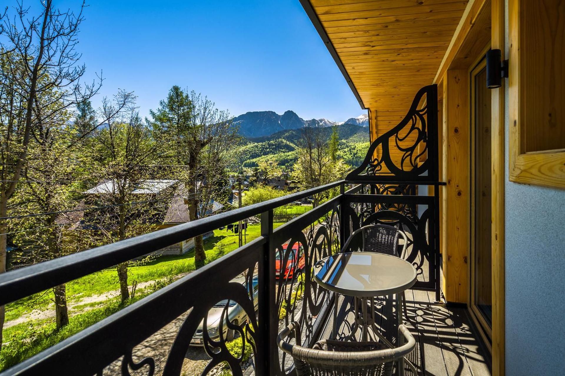 Two-Bedroom Apartment with Balcony and Fireplace