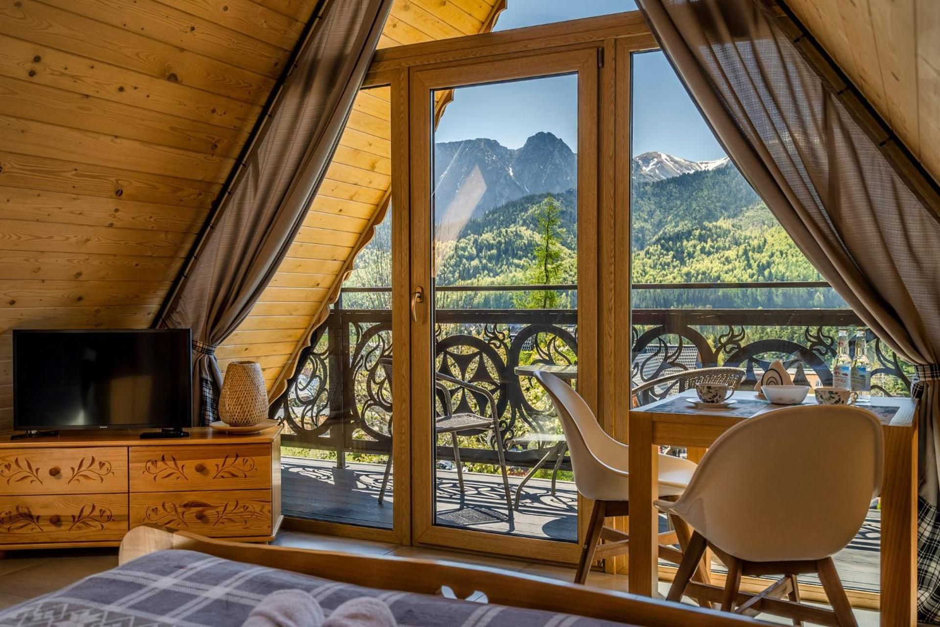 Apartment with Balcony and Mountain View