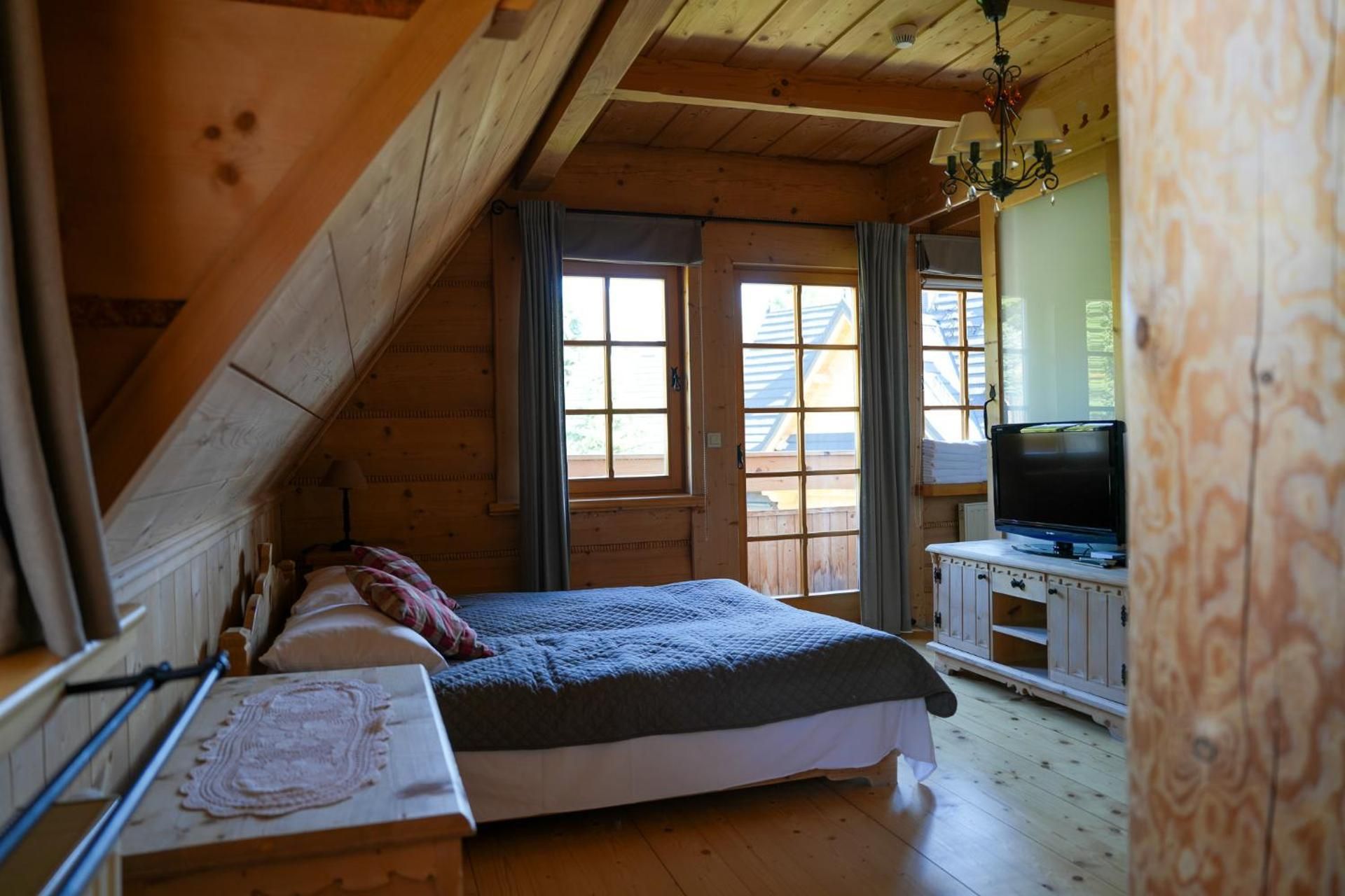 Two-Level Apartment (5 Adults)