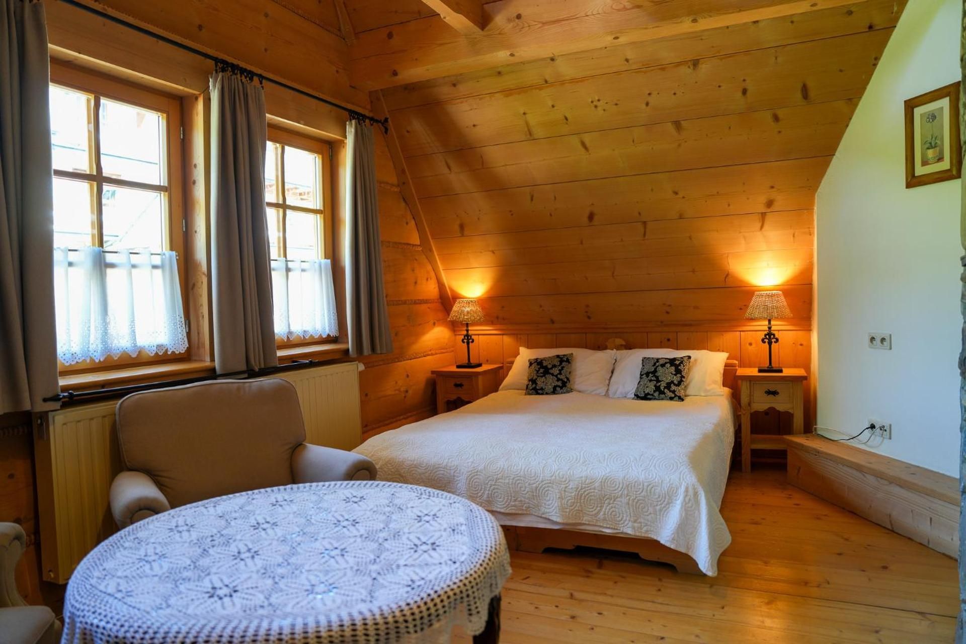 Two-Level Apartment (4 Adults)
