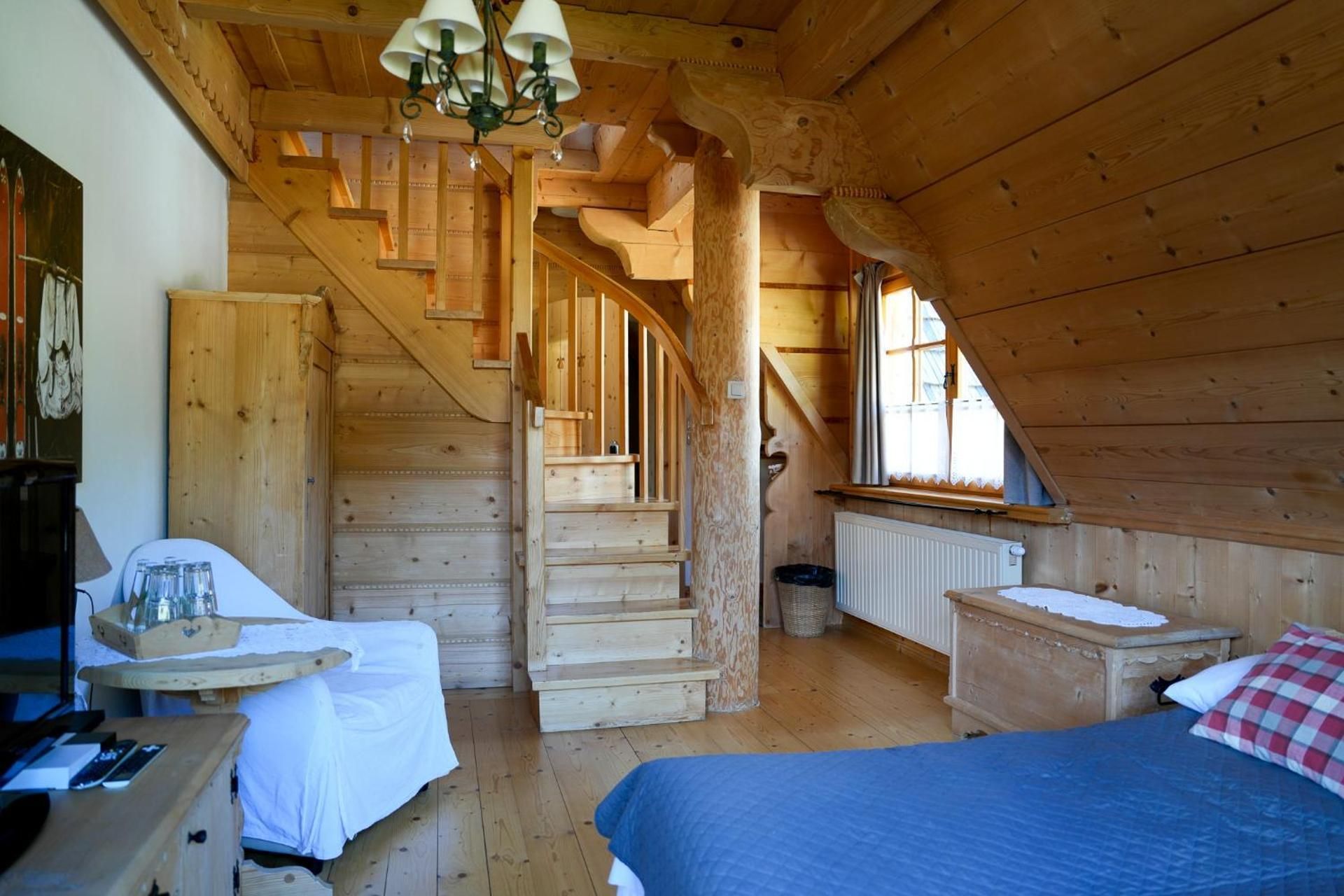 Two-Level Apartment (5 Adults)