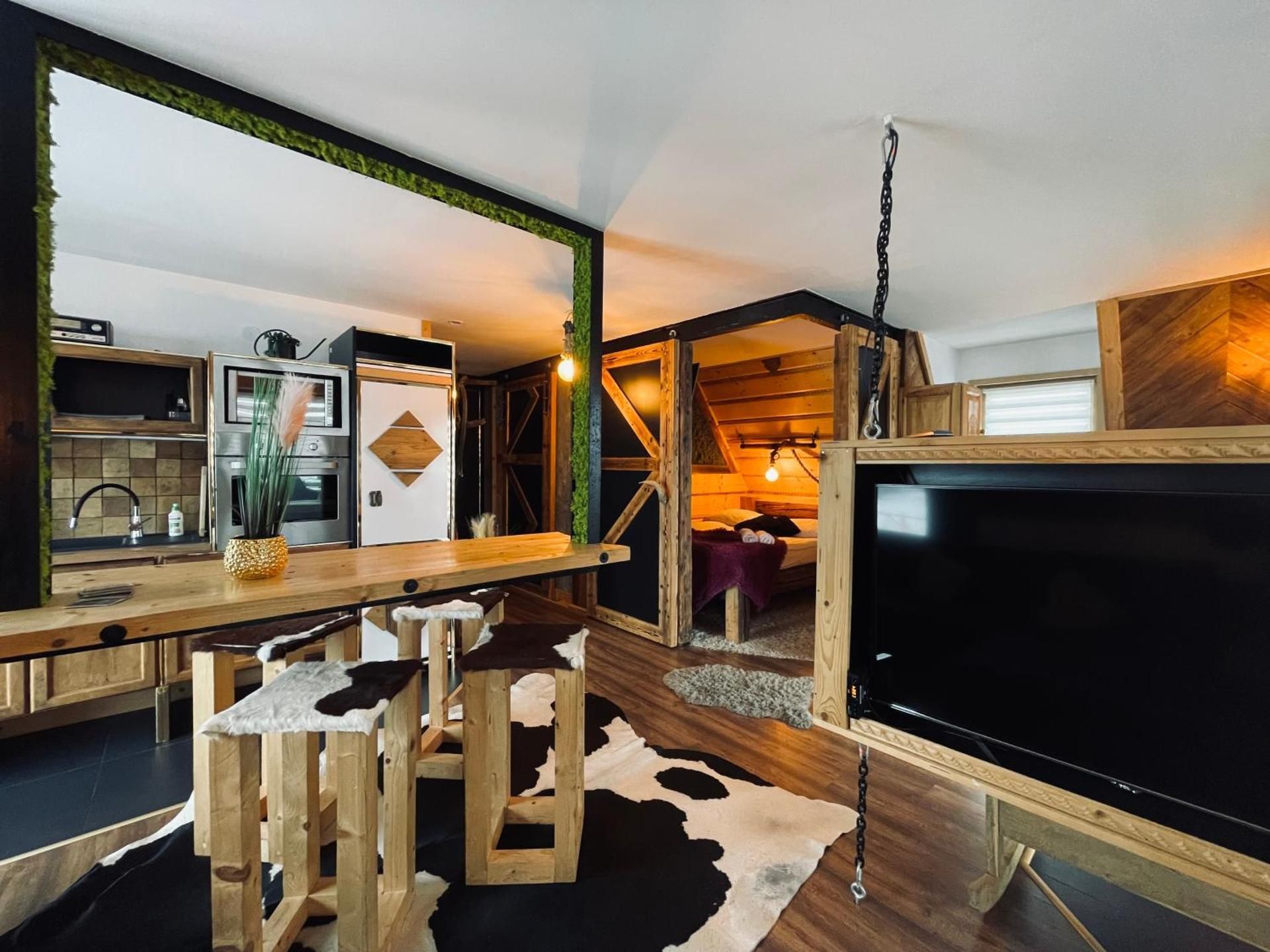 Two-Bedroom Apartment with Jacuzzi and Mountain View