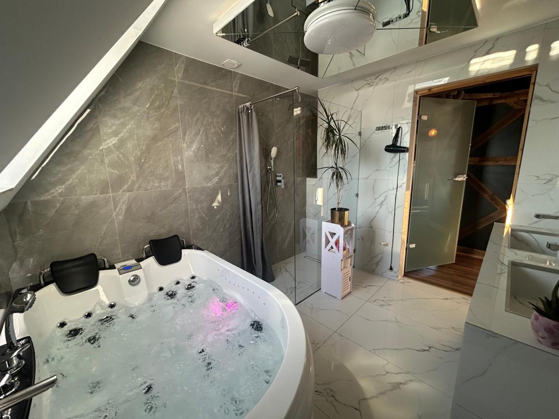 Two-Bedroom Apartment with Jacuzzi and Mountain View