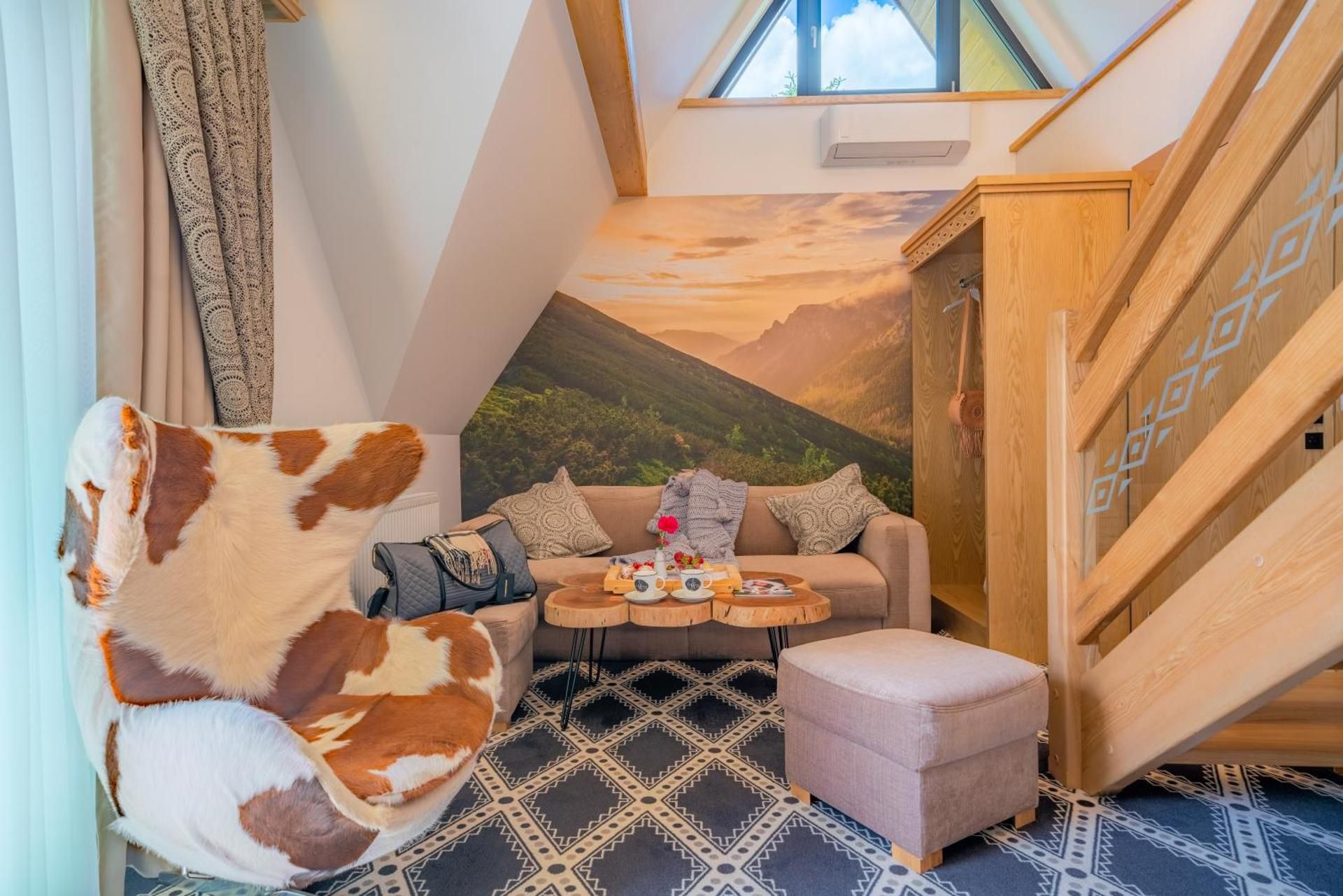 Apartment - Split Level with Mountain View