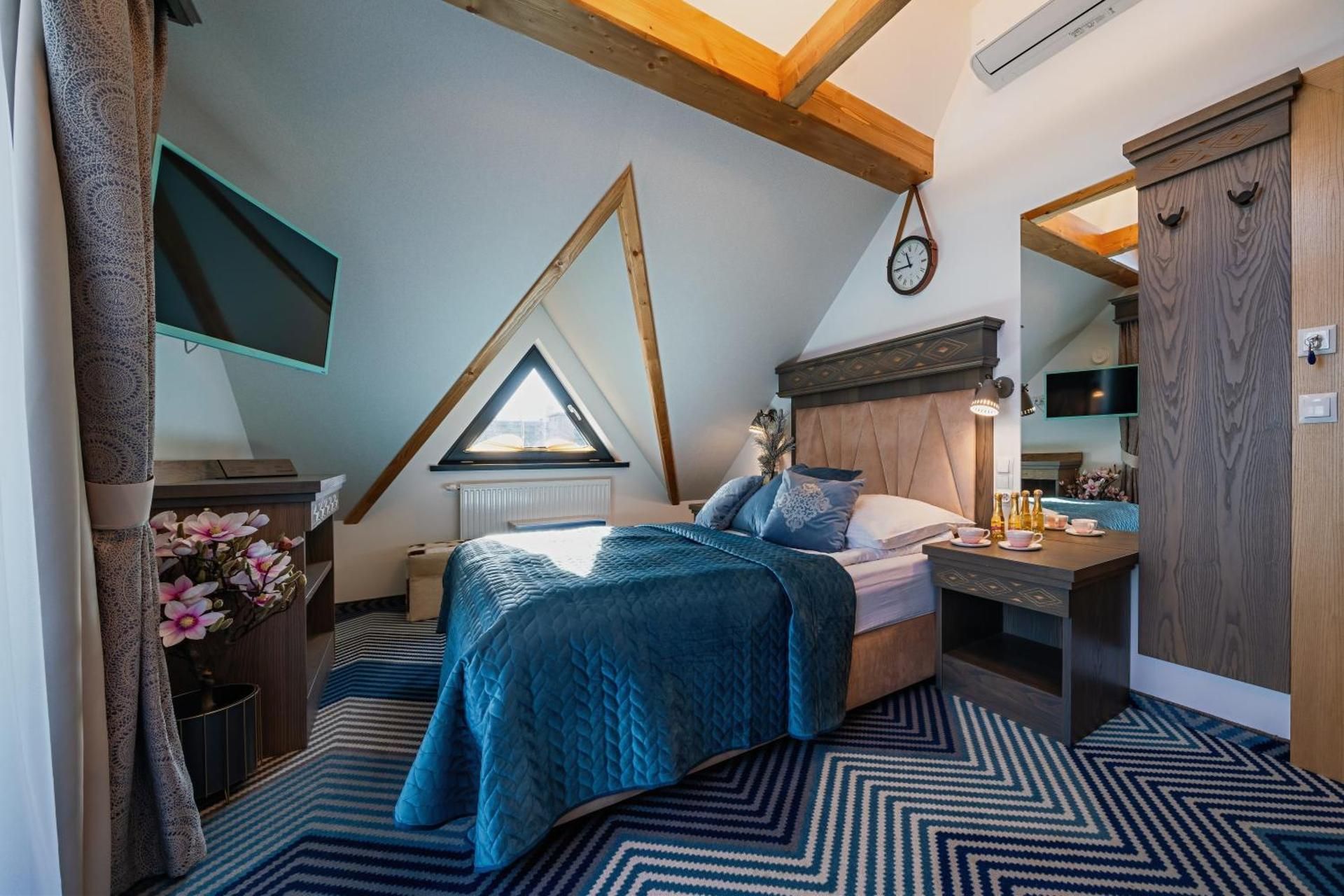 Loft Double Room with Mountain View