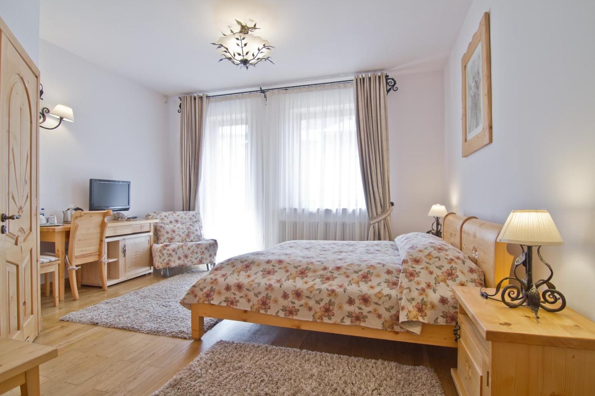 Family Room (2 Adults + 1 Child)