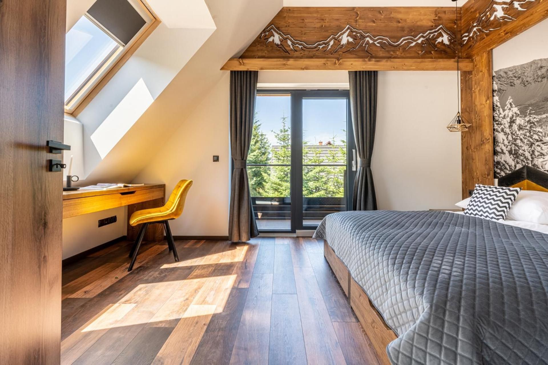Apartment with Mountain View
