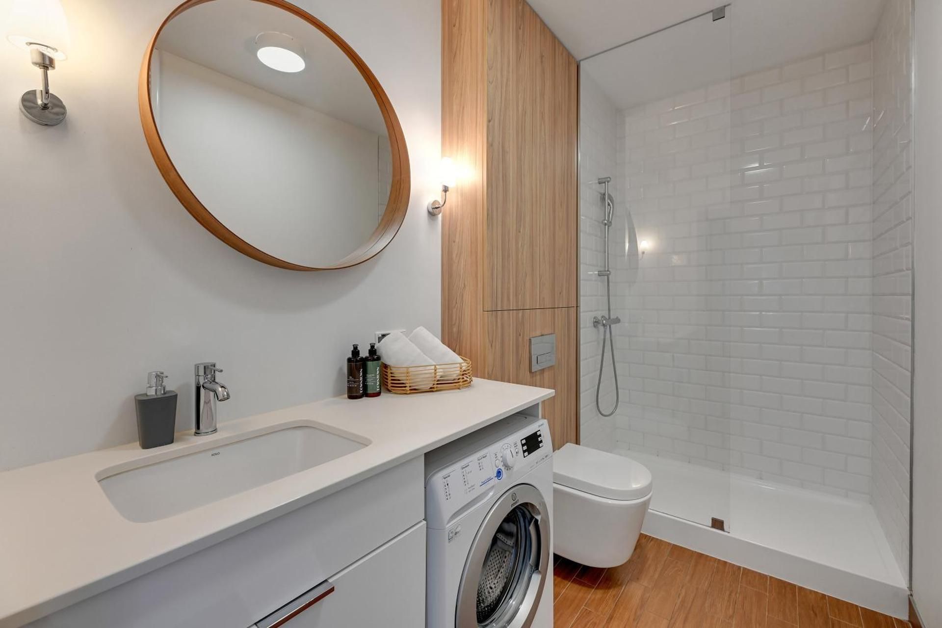 Deluxe One-Bedroom Apartment